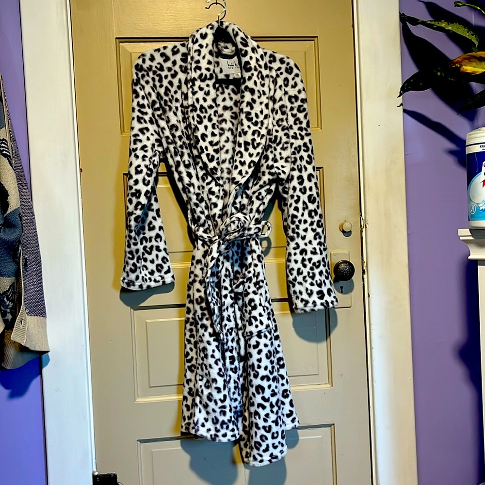 Nicole Miller leopard L/XL robe